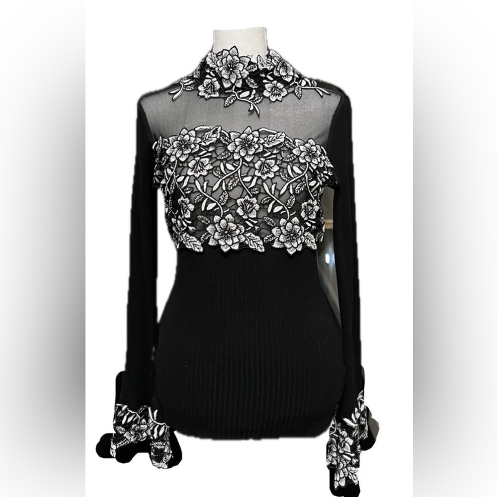 VENUS Black and White Patterned sweater